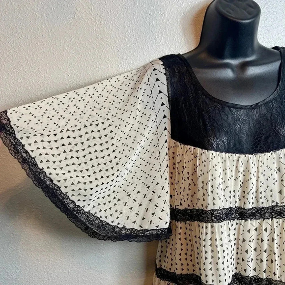 MISS Me Couture flowy dress with flutter sleeves and lace details - Picture 3 of 12